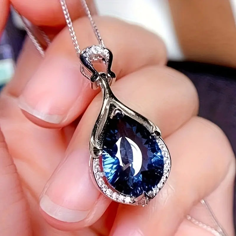 Statement Necklace in White Gold - Elegant Modern Jewelry